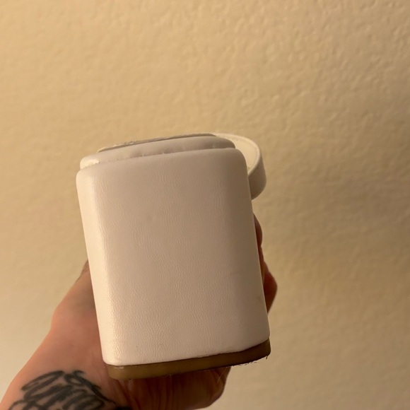 🤍Olivia Miller White Block Heel Sandals (size 7)🤍 - Picture 4 of 14